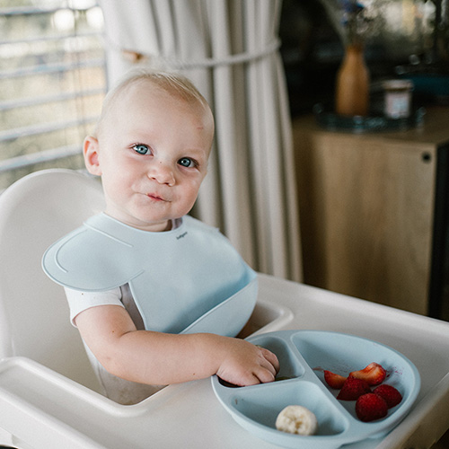 Silikonowy śliniak z regulowanym zapięciem niebieski Babyono