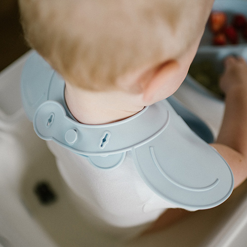 Silikonowy śliniak z regulowanym zapięciem niebieski Babyono