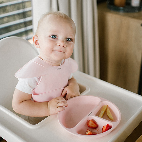 Silikonowy śliniak z regulowanym zapięciem różowy Babyono