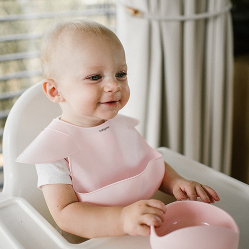 Silikonowy śliniak z regulowanym zapięciem różowy Babyono