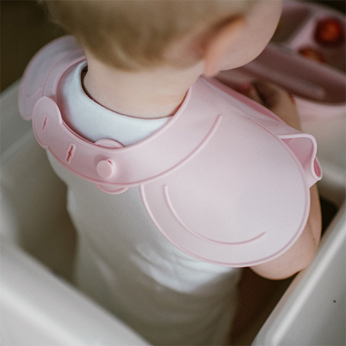 Silikonowy śliniak z regulowanym zapięciem różowy Babyono