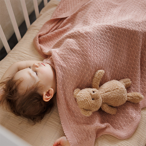 Kocyk bambusowy różowy Babyono (gładkie brzegi)
